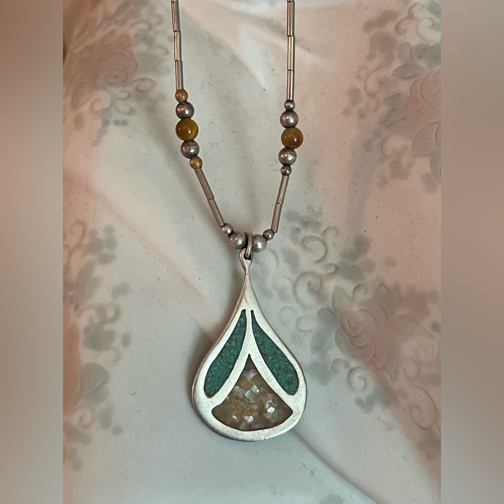Vintage 1970’s Elegant liquid Silver and Green Pendant sparkly Necklace